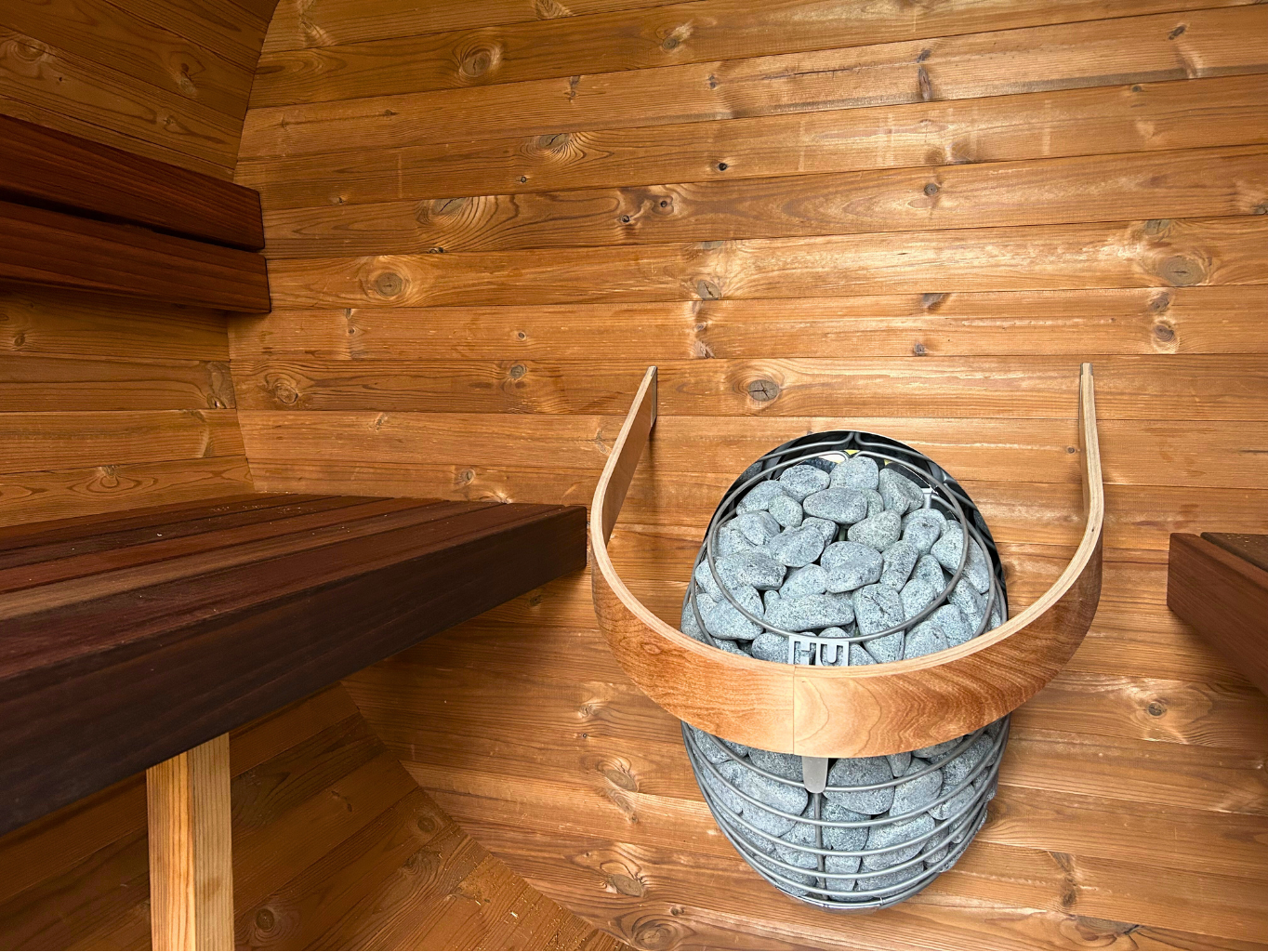 Interiér sudové sauny z Thermowoodu a kamna HUUM DROP